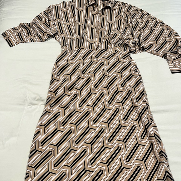 Express Tan, black and White  printed Dolman Sleeve Dress - Picture 1 of 3